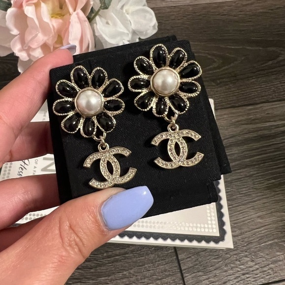 CHANEL 22K Flower CC Crystal Drop Earrings - AUTH - Picture 8 of 10